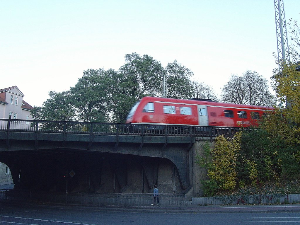 VT 612 berquert gerade die B4 in Arnstadt, 2010