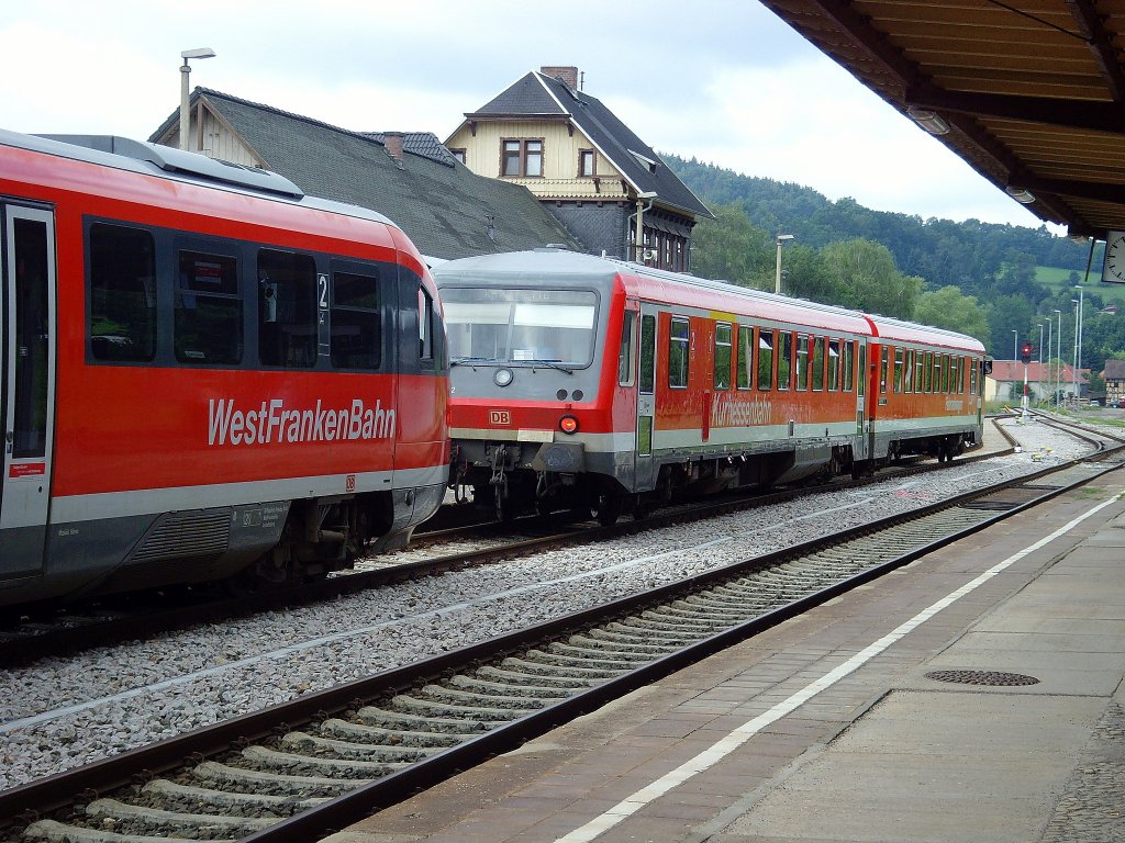 Westfrankenbahn und Kurhessenbahn am Bahnsteig 1 in Rottenbach, 14. 8. 2010