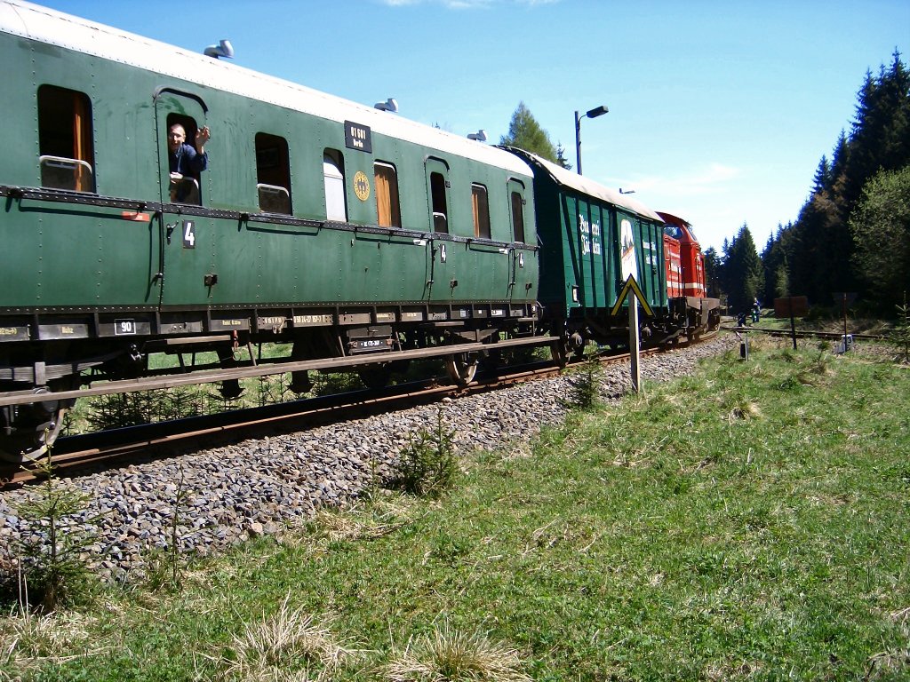 Zug mit Abteilwagen kurz vor dem Bhf Rennsteig, 2005