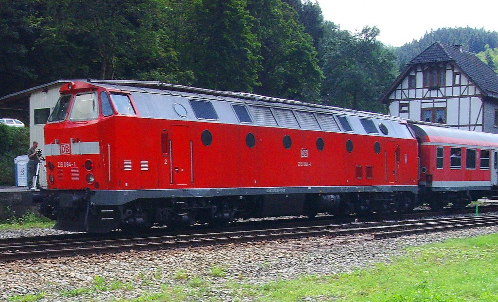 Zug mit BR 219 vor der Rckfahrt in Katzhtte am 14.8.2010
