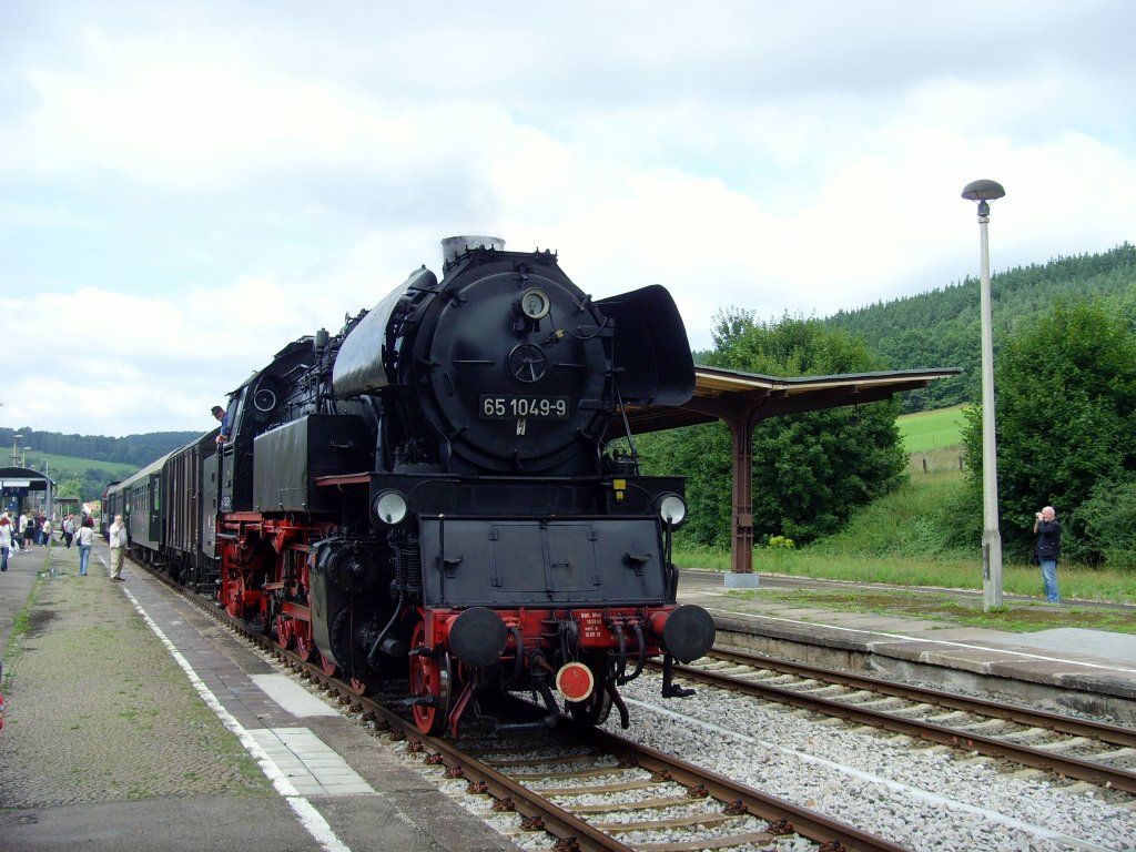 Zug nach katzhtte mit Schlulok 65 1049, Rottenbach 14.8.2010