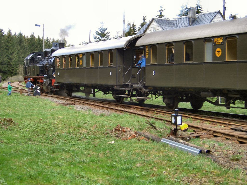 Zug der Rennsteigbahn verlsst den Bhf rennsteig, 2005