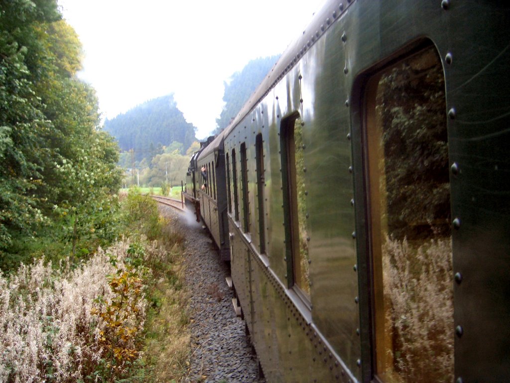 Zug der Rennsteigbahn zwischen Ilmenau und Manebach, 2005