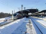 Winterlicher Erfurter Hauptbahnhof mit verspteten ICE