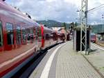 aktueller-betrieb/91021/triebwagenzug-nach-lichtenfels-in-bayern-im Triebwagenzug nach Lichtenfels in Bayern im Bhf Saalfeld am 28.8.2010