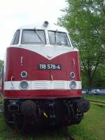 BR 118 (ex V180) im Bw Weimar, Frontansicht Mai 2010