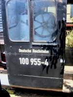 bw-weimar/80043/br-100-detail-fuehrerhaus-der-100 BR 100, Detail Fhrerhaus der 100 955-4 im Bw Weimar um 2004