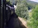 Zug kommt von Sttzerbach und hat gleich den Bhf Manebach erreicht, August 2010