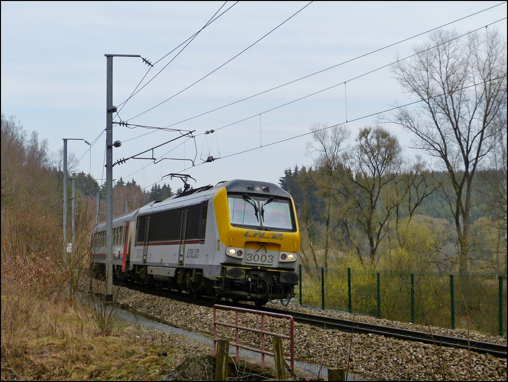 - Auf der Suche nach neuen Fotostellen - Auf der Strecke der ehemaligen Vennbahn entsteht zur Zeit ein Fahrradweg, welcher von Troisvierges (L) nach St Vith (B) f�hren soll. Hinter dem Tunnel Ulflingen liefen einst die Strecke nach Gouvy und die Vennbahn auf einem kurzen St�ck parallel, sodass sich die M�glichkeit ergibt den Verkehr auf dem eingleisigen Abschnitt kurz vor Troisvierges zu beobachten. Am 29.03.2012 war aber kurz hinter dem Tunnel Ulflingen Schluss, der Fahrradweg endete vorl�ufig hier und so konnte der IR 113 Liers - Luxembourg kurz vor dem Erreichen des Bahnhofs Troisvierges fotografiert werden. (Jeanny)