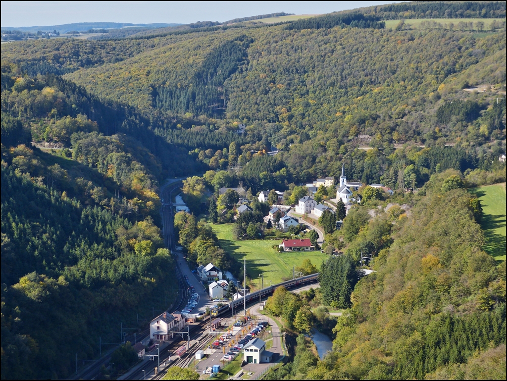 - Besuch bei unserer Z Anlage - Am Aussichtspunkt  Hockslay  oberhalb von Kautenbach sieht das Geschehen unten im Tal wie auf einer Z Anlage aus. Der IR 117 Liers - Luxemburg f�hrt in den Keilbahnhof Kautenbach ein, w�hrend sich die Strecke nach Wiltz an der sch�nen Ortschaft vorbeischl�ngelt. 01.10.2012 (Jeanny)
