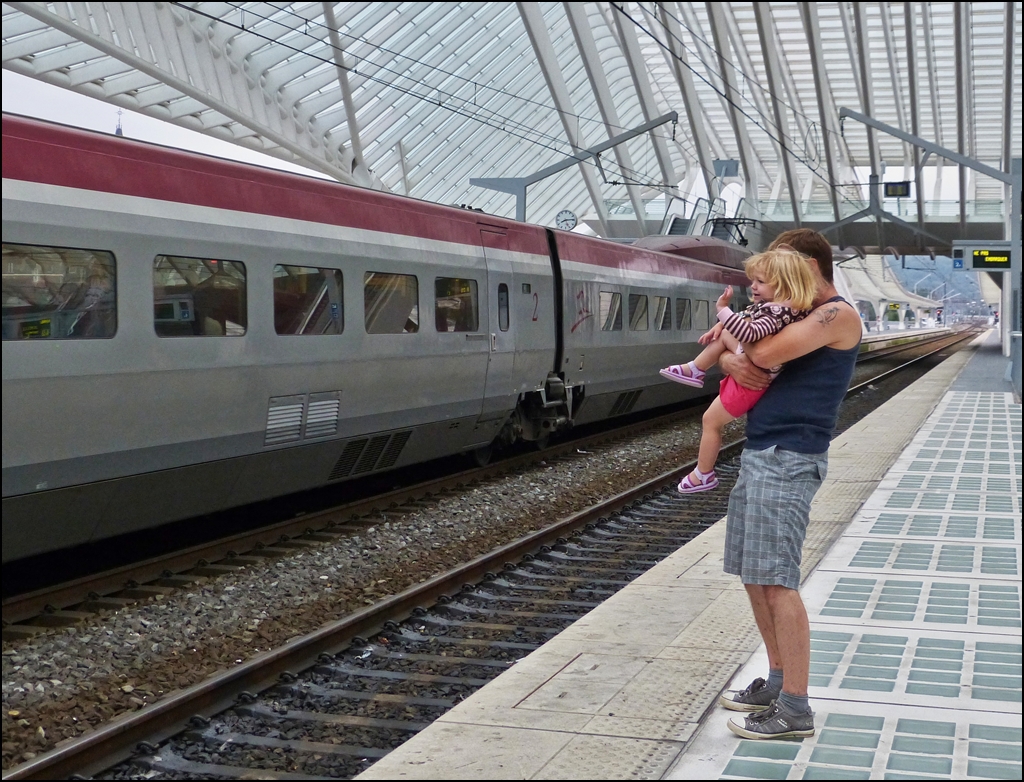- Ciao, ciao Thalys - Aus Sicherheitsgr�nden bei ihrem Vater auf dem Arm, winkt Kiara dem aus dem Bahnhof Li�ge Guillemins fahrenden Thalys zu. 22.08.2012 (Jeanny)