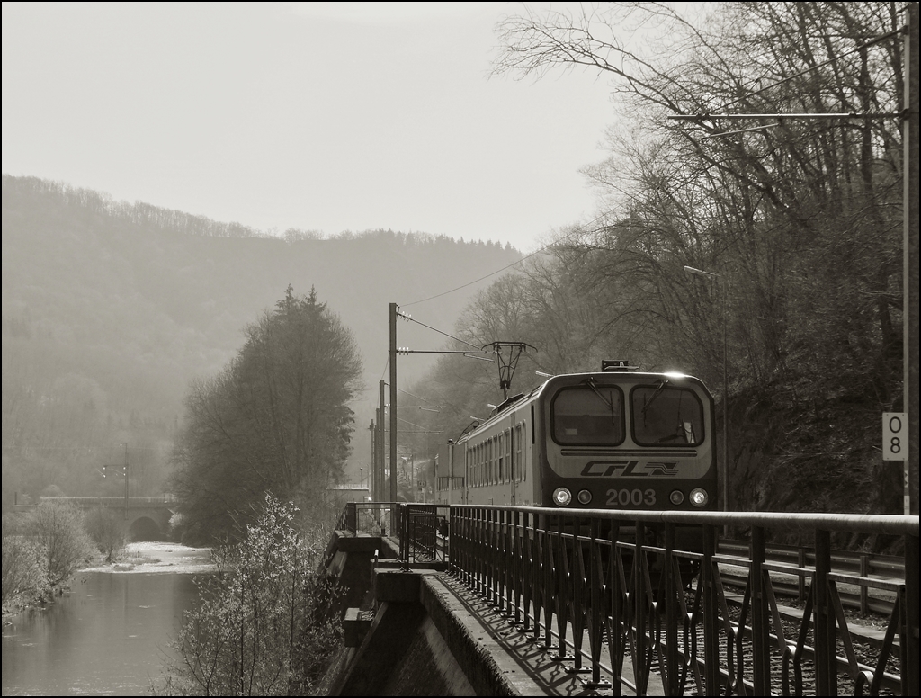 . Das st�rende Gel�nder in Kautenbach als Gestaltungselement - Morgens herrscht Gegenlicht an der Strecke in Kautenbach und trotzdem habe ich versucht den Z 2003 abzulichten, als er am 03.04.2012 als RB 3209 Luxembourg - Wiltz an dem Fl��chen Clerve in Kautenbach entlang f�hrt. (Jeanny)