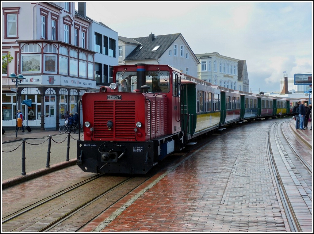 . Der Beweis, dass das Wetter in Ostfriesland nicht immer so toll war. Bei str�menden Regen f�hrt die Sch�ma Lok  M�nster  (zu erkennen am scharzen Schornstein) am 12.05.2012 in den Bahnhof Borkum ein. Diese Lok wurde 1994 unter der Fabriknummer 5385 gebaut (Herstellertyp: CFL-150 DCL, Bauart: B-dh). (Hans) 