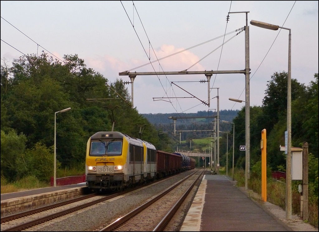 - G�terverkehr auf der Nordstrecke - Nach einer Abstinenz von 7 Jahren, f�hrt wieder an den Wochentagen ein G�terzug auf der luxemburgischen Nordstrecke. Es handelt sich um einen Kohlezug von Born (NL) nach Sibelin in der N�he von Lyon (F). Zwischen Vis� (B) und Hagondange (F) wird er von 2 CFL 3000er im Dienste der CFL Cargo gezogen. P�nktlich zum Sonnenuntergang am 21.08.2012 warem es die 3016 und die 3011, die den leeren Zug durch Wilwerwiltz schleppten. (Jeanny)