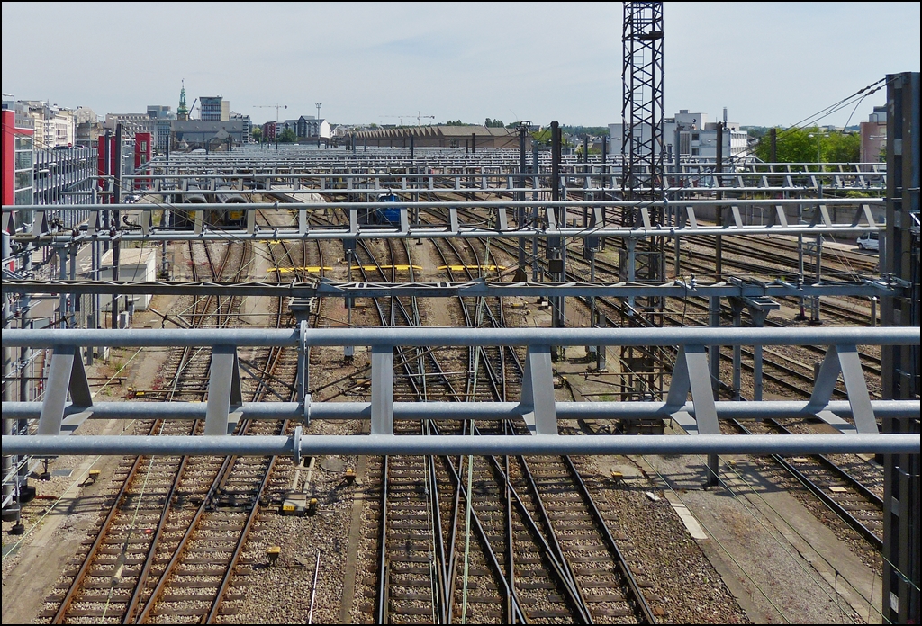 . So toll sehen im Bahnhof der Stadt Luxemburg die filigranen Fahrleitungsquertr�ger aus. Die Aufnahme entstand am 17.06.2013 auf der Br�cke nach Bonnevoie. (Hans) 