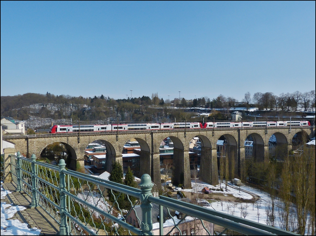 . Umgekehrt h�tte es besser gepasst - Die beiden gekuppelten Z 2200er m�ssen sich am 15.03.2013 als IR 3714 Luxembourg - Troisvierges auf den nur 199 Meter langen Clausener Viadukt in Luxemburg Stadt quetschen. (Hans)
