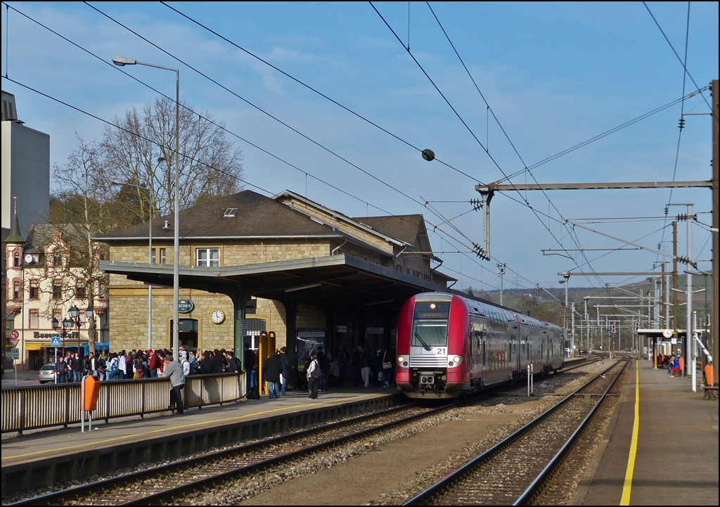 . Vom Abriss bedroht - Das Empfangsbeb�ude des Bahnhofs von Ettelbr�ck soll abgerissen und durch ein neues ersetzt werden, aber die Einwohner haben eine B�rgerinitiative gegr�ndet, welche sich f�r den Erhalt des alten Geb�udes einsetzt. Nun heisst es abwarten, was geschieht und ob ich in ein paar Jahren nochmal die Computermaus 2221 zusammen mit dem sch�nen Geb�ude ablichten kann. 06.03.2013 (Hans)