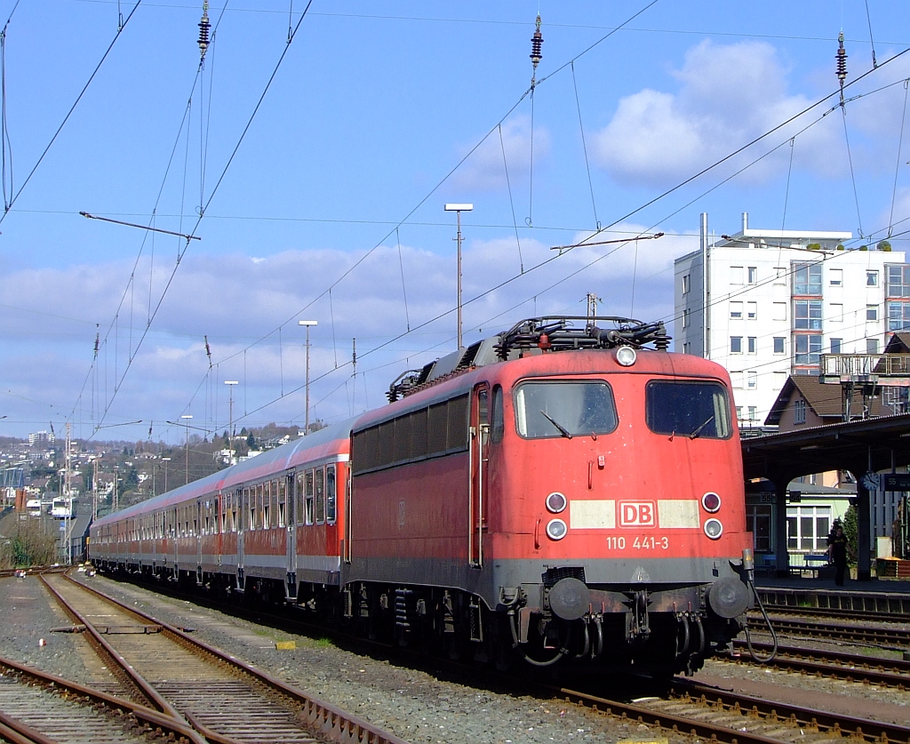 110 441-3 mit Nahverkehrszug steht im Hbf Siegen am 10.04.2010 auf dem Abstellgleis. Die Aufnahme entstand aus dem S�dwestf�lische Eisenbahnmuseum, Siegen.