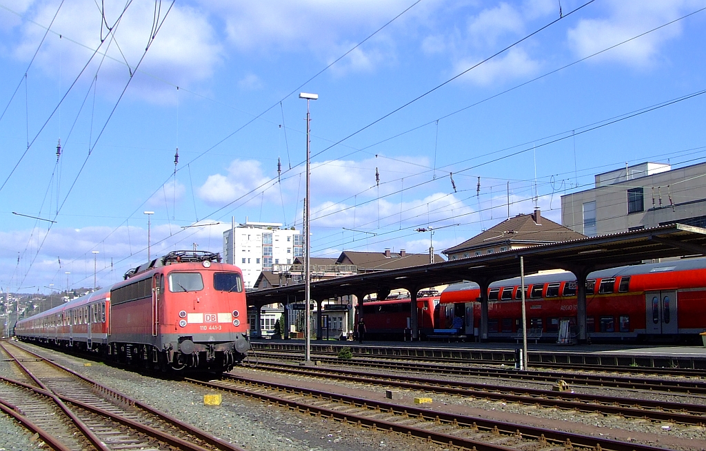 110 441-3 mit Nahverkehrszug steht im Hbf Siegen am 10.04.2010 auf dem Abstellgleis. Rechts auf Gleis 54 eingefahrener RE 9 Rhein-Sieg-Express, der 2010 noch bis Gie�en durchfuhr. Die Aufnahme entstand aus dem S�dwestf�lische Eisenbahnmuseum, Siegen.