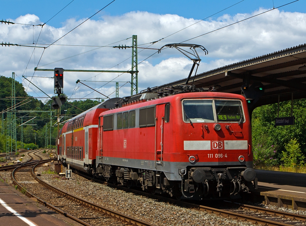111 096-4 schiebt den RE 9 (Rhein-Sieg-Express) Siegen - K�ln - Aachen am 22.07.2012 vom Bahnhof Betzdorf/Sieg weiter in Richtung K�ln.