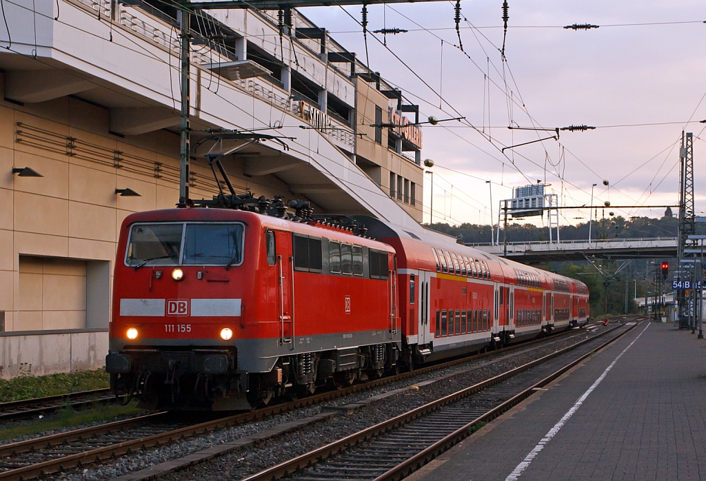 111 155 zieht eine DoSto-Zuggarnitur am 28.09.2012 durch den Hbf Siegen zum Abstellbereich, dies ist f�r den f�r den n�chsten morgen der erste Zug f�r den RE 9.