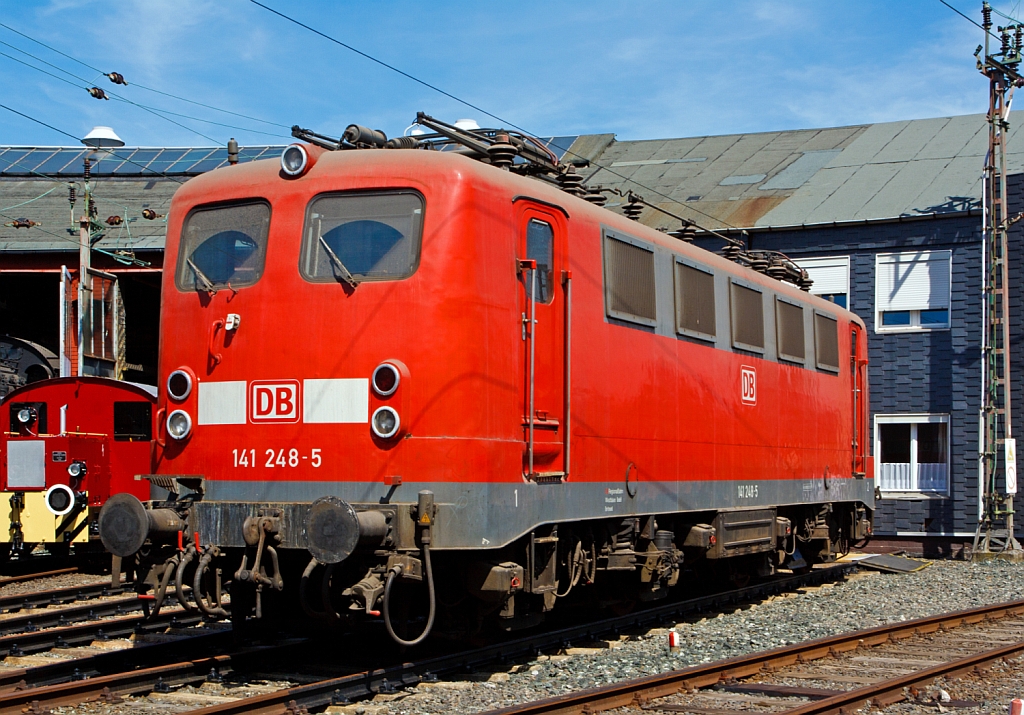 141 248-5 ausgestellt am 18.08.2012 im S�dwestf�lische Eisenbahnmuseum in Siegen beim Lokschuppenfest. Die Lok wurde 1963 
von Henschel, der elektr. Teil von BBC gebaut.
Sie war einzige in der Versuchslackierung Karlsruher Wendezug (gr�n-beige)