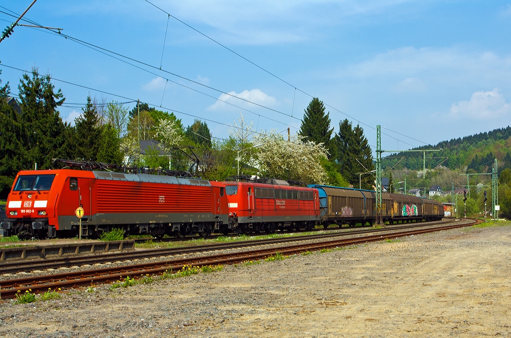 189 002-9 zieht eine kalte 151er und einen gemischten G�terzug am 04.05.2013 durch Brachbach (Sieg) in Richtung K�ln.