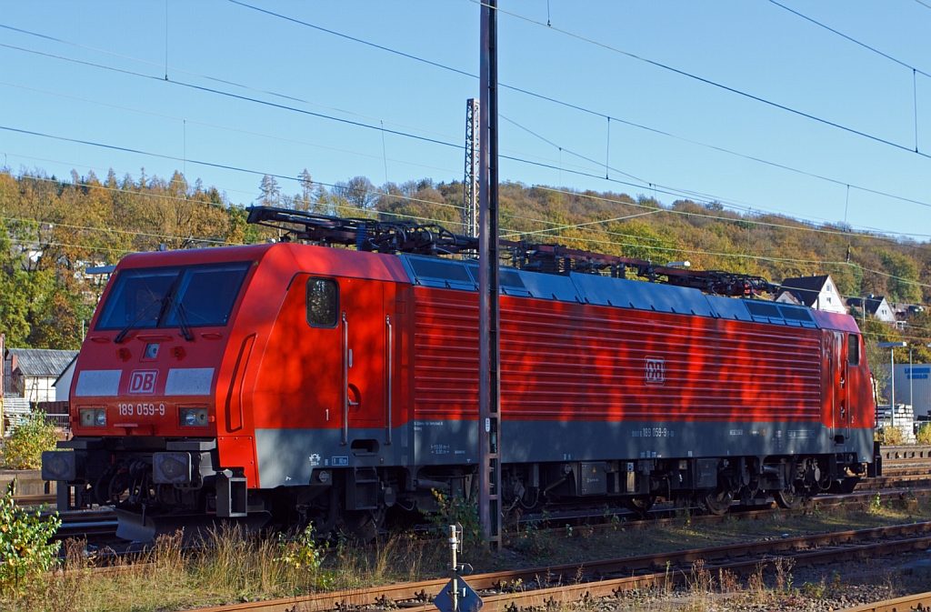 189 059-9 der DB Schenker Rail abgestellt am 28.10.2012 in Kreuztal. Die BR 189 (Siemens ES64F4) ist eine Variante der EuroSprinter-Lokfamilie mit Vier-Stromsystem-Ausstattung.  Sie ist in allen vier in Europa �blichen Bahnstromsystemen einsetzbar. Sie haben bei 15 kV / 25 kV ~ eine Stundenleitung von 6.400 kW, eine Anfahrzugkraft von 300 kN, eine H�chtgeschwindigkeit von 140 km/h, die Achsformel ist Bo’Bo’ .