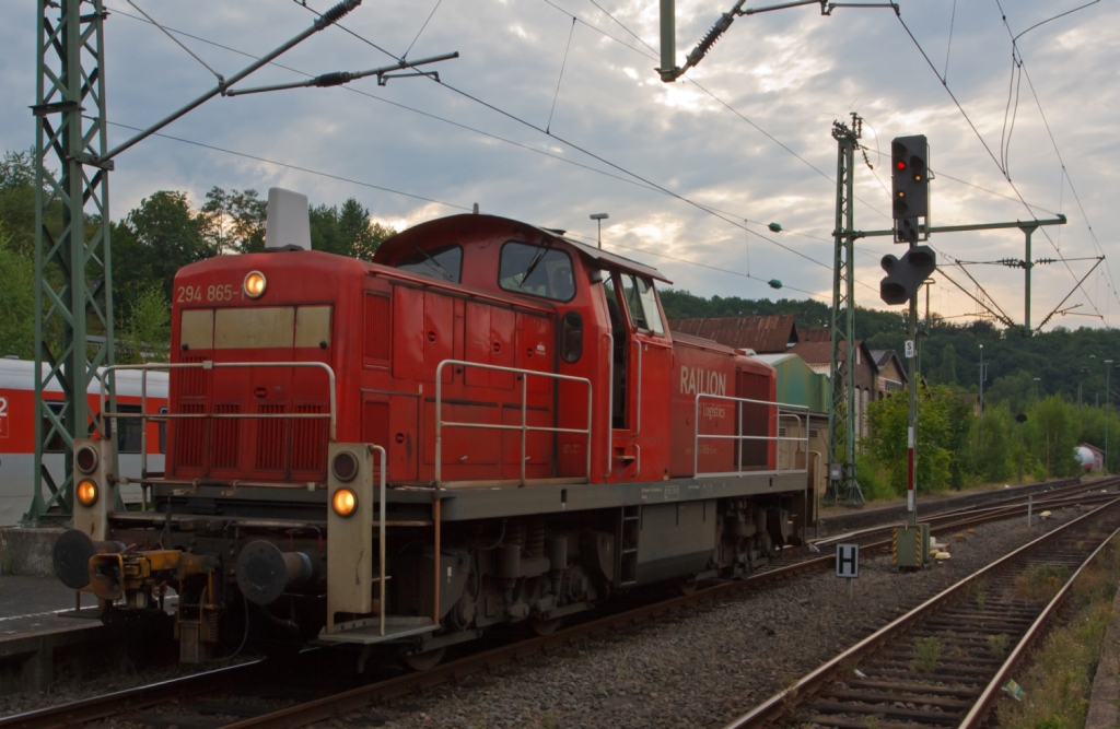 294 865-1 (V90 remotorisiert) der DB Schenker rangiert am 15.08.2012 in Betzdorf (Sieg), hier hat sie gerade Sh 1 und das Haltegebot f�r Rangierfahrten ist aufgehoben. Bei diesem Hauptsignal mit zwei roten Lichtern verlischt beim Aufleuchten des Signals Sh 1 ein rotes Licht. Die Lok wurde 1973 bei MaK unter der Fabriknummer 1000640 als 290 365-6 f�r die DB gebaut, 1999 Umzeichnung in 294 365-2, 2007 Remotorisierung mit MTU-Motor und Umzeichnung in 294  865-1.