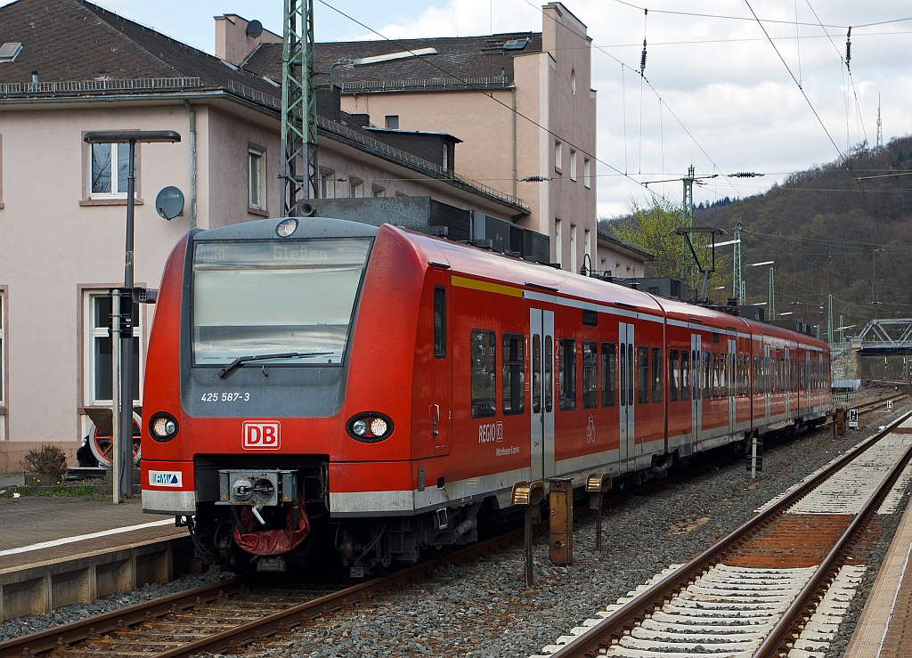 425 587-3 steht am 08.04.2012 im Bahnhof Dillerburg zur Abfahrt nach Gie�en bereit.