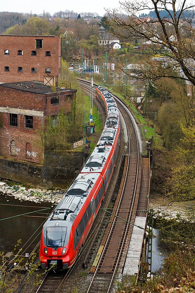 442 255 / 755 und 442 254 / 754 (zwei gekuppelte 4-teilige Tallent 2) als RE 9 (rsx - Rhein-Sieg-Express)  Siegen - K�ln - Aachen f�hrt in Richtung K�ln, hier am 21.04.2013 auf der Siegbr�cke kurz vor dem 32 m langen M�hlburg-Tunnel (wird auch M�hleberg-Tunnel genannt) in Scheuerfeld / Sieg.