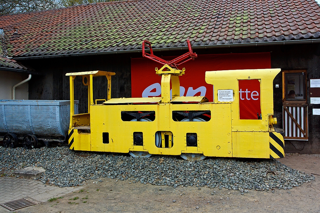 AEG Gruben-Fahrdrahtlokomotive EL 5 Lok 62 des Feld- und Grubenbahnmuseum Fortuna in Solms-Oberbiel am 16.04.2011.
Die Lok der Bauart Bo-e wurde 1930 gebaut, sie hat eine Leistung von 2 x 25 kW und ein Eigengewicht von 8,0 t.
Die Lok war zuletzt im Steinkohlenbergwerk Friedrich-Heinrich bei Kamp-Lintfort im Einsatz. 
Die Verwendung von Fahrdrahtlokomotiven im Steinkohlenbergbau war wegen der Funkenbildung zwischen Stromabnehmer und Fahrdraht immer problematisch. Um eine absolute Sicherheit vor Gasexplosionen zu gew�hrleisten, durften die Loks nur in Strecken fahren, in denen der Methangasgehalt unter 0,2 % lag (normaler Maximalwert 1 %). F�r einen Einsatz in Abbaun�he kam sie folglich kaum in Frage.