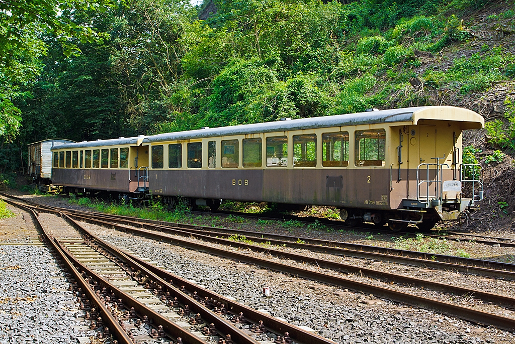 Am 04.07.2012 sind diese Wagen im Bahnhof Brohl BE der Brohltal-Schmalspureisenbahn abgestellt:

Vorne der 1./2. Klasse Plattform-Personenwagen ex BOB AB 209, ex BOB BC4 209,  dieser wurde 1956 bei SIG (Schweizerische Industrie Gesellschaft) gebaut.
Techn. Daten:
L�nge �ber Puffer: 17,01 m
Sitzpl�tze: 18/48
Gewicht: 14,0 t
Zul. H�chstgeschwindigkeit: 75 km/h 

Hinten der 2. Klasse Plattform-Personenwagen ex BOB B 232, ex BOB C4 232, dieser wurde 1952 bei SIG gebaut.
Techn. Daten:
L�nge �ber Puffer: 13,19 m
Sitzpl�tze: 56
Gewicht: 13,0 t
Zul. H�chstgeschwindigkeit: 75 km/h 

�ber 40 Jahre verkehrten diese ansprechenden Wagen auf den Strecken der BOB, zeitweise sogar in direkten Z�gen der Br�nigbahn von Luzern nach Grindelwald/Lauterbrunnen, nun haben diese bei der BOB ausgemustert und werden wohl bei der Brohltalbahn noch gute Dienste leisten, wie so mach andere ex BOB-Wagen.
Da sie in der Schweiz auch auf Steistecken genutzt wurden, sind diese auch f�r die Steilstrecke der Brohltalbahn bestens geeignet.


Da diese Wagen noch die originale (Schweizer) BOB-Farbgebung besitzen, stelle ich diese auch zus�tzlich in die Schweizer Kategorien ein, obwohl sie nun zur Bohltalbahn geh�ren.
