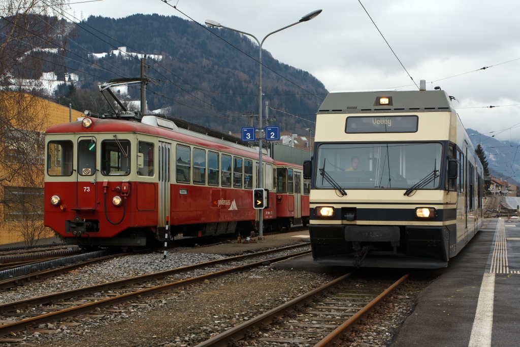 Am 26.02.2012 im Bahnhof Blonay: Auf Gleis 1 (rechts) steht der Be 2/6 - 7001 (Stadler GTW 2/6) der MVR (Transports Montreux–Vevey–Riviera) zur Abfahrt nach Vevey bereit,  links auf Gleis 3  (dieses geht mit Zahnstange System Strub hinauf zum Les Pl�iades 1.360 m �. M) der Gep�cktriebwagen BDeh 2/4 Nr. 73 mit Steuerwagen Bt 222 der MVR. 