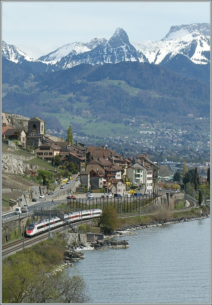 Auch ohne das B�ume weichen m�ssen, bieten die Berge und H�gel im Lavaux ein interessante Sicht auf das Bahngeschehen der Gegend: SBB ETR 610 bei St-Saphorin.
23. April 2012 
