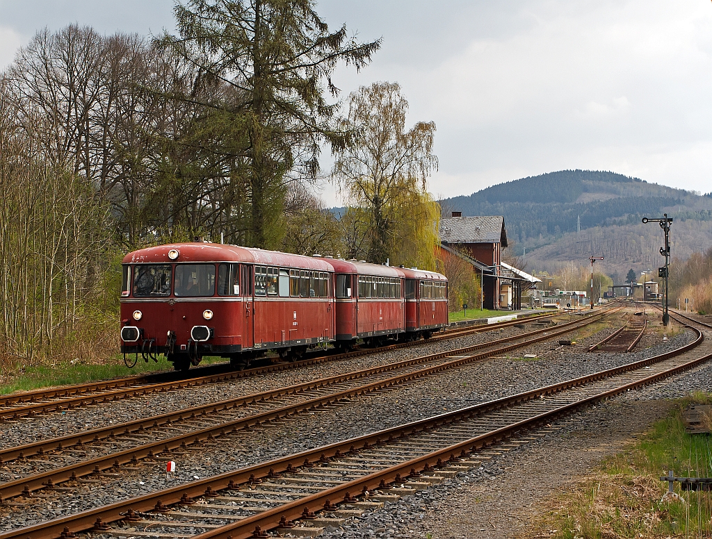 Auf den letzten Dr�cker doch noch erwischt......Die OEF (Oberhessische Eisenbahnfreunde) mit dem Schienenbus am 14.04.2012 auf Sonderfahrt an Dill, Heller und Sieg. Hier bei der Duchfahrt im Bahnhof Herdorf, die Garnitur besteht aus  996 677-9 (Steuerwagen), 996 310-9 (Beiwagen) und Triebwagen VT 98 9829 (ex DB 798 829-8).
