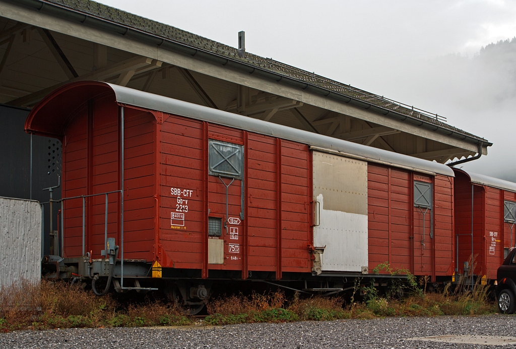 Ausrangierter SBB Schmalspur (1.000 mm) G�terwagen Gb-v 2213 beim Bahnhof von Meiringen am  29.09.2012. 
Aus dem Zusammenschluss der Br�nigbahn der SBB und der Gesellschaft Luzern-Stans-Engelberg-Bahn (LSE) ist am 1. Januar 2005 die Zentralbahn (zb) entstanden.