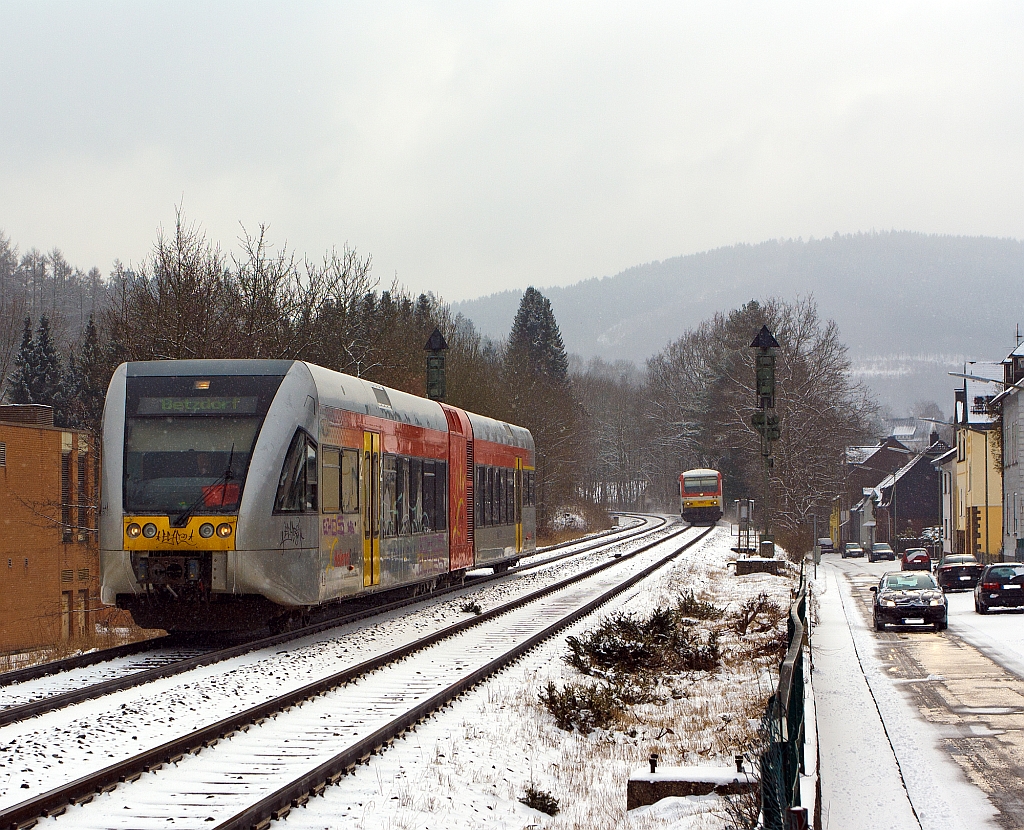Bei leichtem Schneefall am 24.02.2013 - Links ein leicht beschmierte Stadler GTW 2/6 der Hellertalbahn auf der gleichnamentliche Strecke Hellertalbahn (KBS 462) und rechts der Dieseltriebzug 928 677-4 / 628 677-7 Daadetalbahn der Westerwaldbahn (WEBA) auf der  gleichnamentliche Strecke Daadetalbahn (KBS 463). Beide hier kurz vor dem Erreichen ihrer Endstation dem Betzdorf/Sieg. 
Liebe Gr��e an beide Triebwagenf�hrer zur�ck, sowie meinen besten Dank an den TF der Hellertalbahn, der hier seine Geschwindigkeit etwas mehr verringerte so dass auch der 628 mehr ins Bild kam.