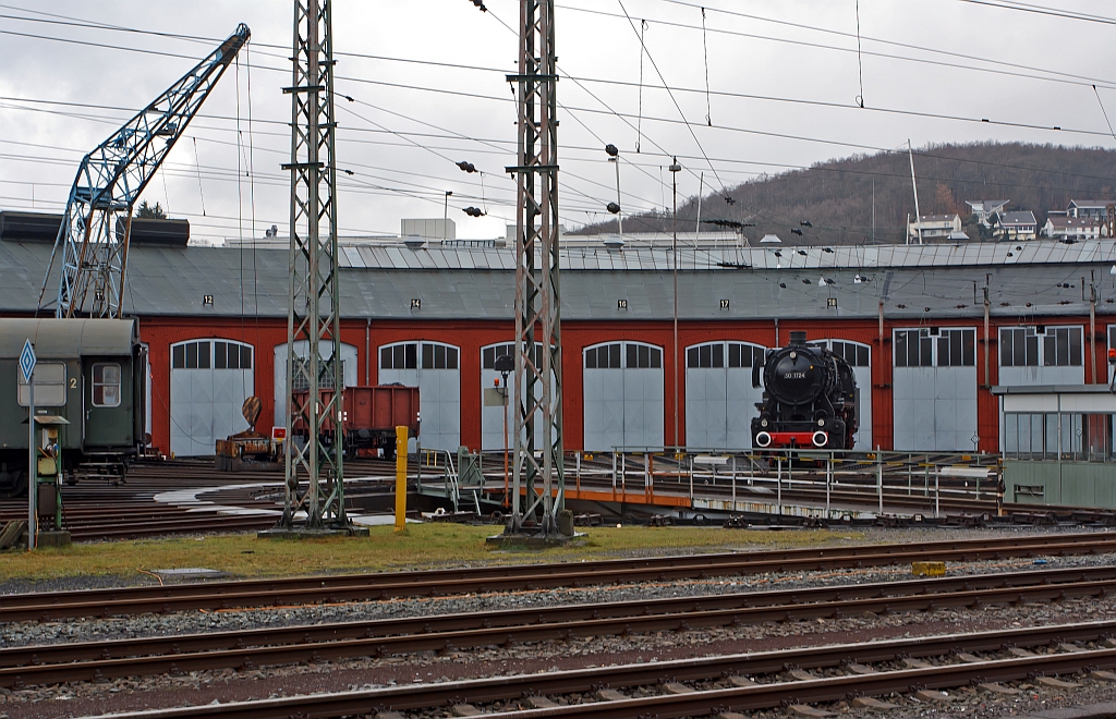 Blick vom Hbf Siegen auf den Ringlokschuppen, am 17.12.2011. Hier befindet sich seit 1997 das S�dwestf�lische Eisenbahnmuseum, sowie die Eisenbahnfreunde Betzdorf haben hier Ihre 52 8134-0 untergestellt.