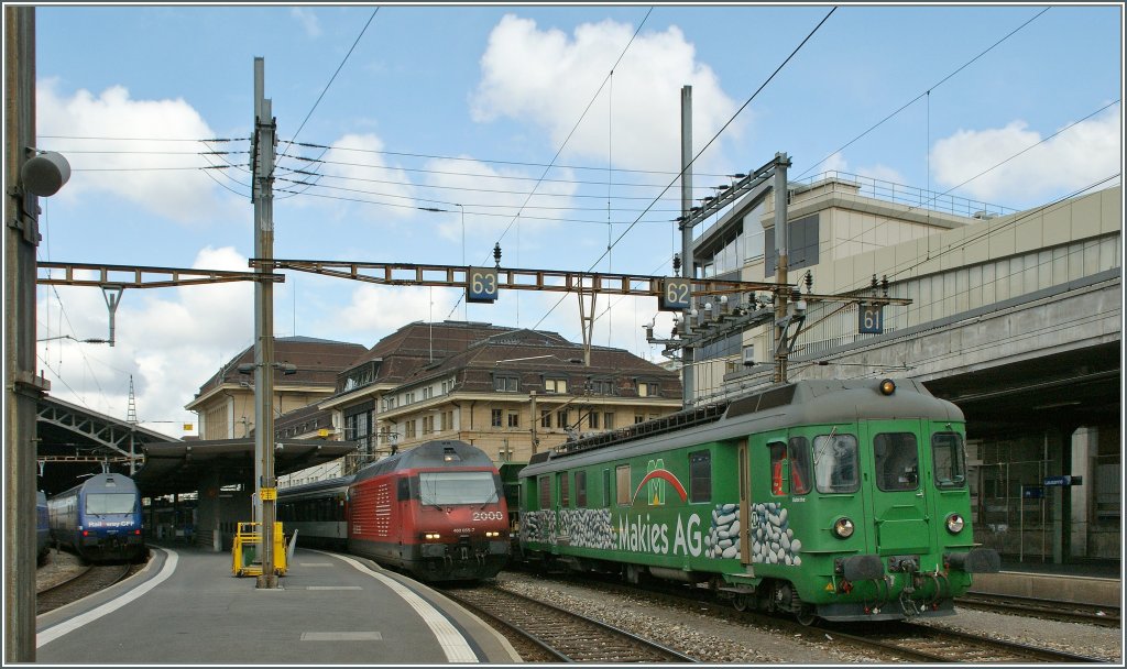 Bunte Bahn am kleinen See: SBB Re 460 005-2 mit IC nach Gen�ve A�roport, SBB Re 460 062-3 mit IR nach Brig und Makies AG BDe 576 049-1 mit einem G�terzug. 
Lausanne, den 13. April 2012