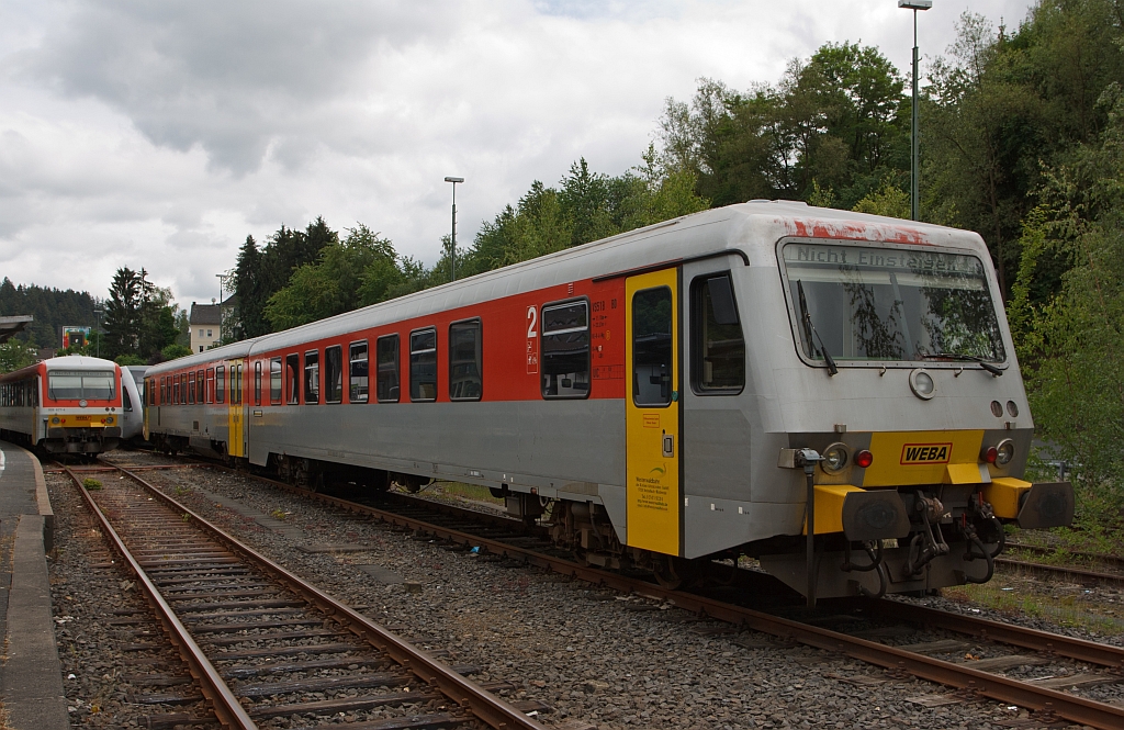 Daadetalbahn VT/VS 51 (BR 628.4) der Westerwaldbahn (WEBA) am 13.06.2011 abgestellt am Bahnhof Betzdorf/Sieg. Der Trieb-/Steuerwagen wurden 1994 bei D�WAG unter den Fabrik-Nr. 91341/91342 gebaut. Hinten links steht 628 677-7 (Daadetalbahn) der Westerwaldbahn (WEBA).