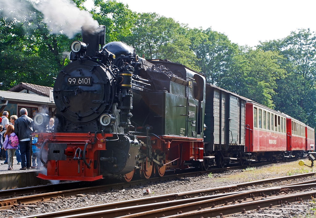 Dampftage auf der Brohltalbahn - Die Gastlok 99 6101  Pfiffi  der Harzer Schmalspurbahnen am 02.09.2012 im Bf Bohl der Brohltalbahn. Die Hei�dampflok wurde 1914 bei Henschel in Kassel unter der Fabriknummer 12879 f�r die Heerestechnische Pr�fungsanstalt gebaut. Auf einer in der N�he von Drei Annen Hohne im Harz vom W�rttembergischen Eisenbahnregiment errichteten Versuchsstrecke mit 40 promile Steigung begannen 1915 die Probefahrten. Nach Abschlu� der Erprobungen (1917) konnte die Nordhausen-Wernigeroder Eisenbahn-Gesellschaft (NWE) die Lok erwerben. Die Lok kam als NWE 6 vorwiegend im Rangierdienst und Rollbockverkehr in Wernigerode zum Einsatz. Im April 1949 �bernahm die DR die Harzer Schmalspurbahnen und somit die dann als 99 6101 numerierte Lok. Die Bauart ist C h2t, die H�chstgeschwindigkeit betr�gt 30 km/h (Vorw. u. r�ckw.), die indizierte Leistung betr�gt 280 kW (380 PS).