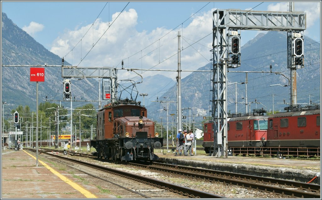 Das braune Krokodil Ce 6/8 14258 kam am 20. Aug 2011 bis nach Domodossola, was schon ein seltener Besuch darstellte, erreichten doch die gelenkigen Loks auch fr�her diesen Grenzbahnhof nur Ausnahmsweise. 

