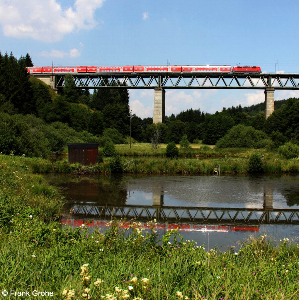 DB 111 223-4 vor RE 4261 N�rnberg - M�nchen, KBS 880 N�rnberg - Passau, fotografiert auf der Laberbr�cke bei Deining am 26.07.2012