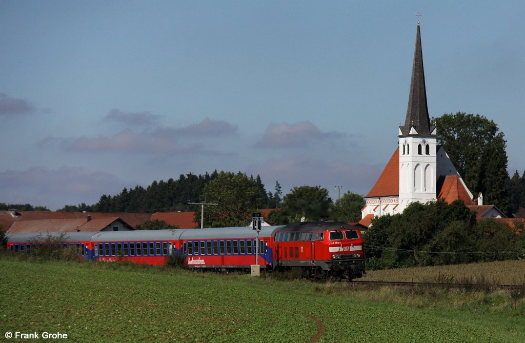DB 218 466-1 mit BTE Bahn TouristikExpress Sonderzug / Pilgerzug von Kronach nach Alt�tting, KBS 945 Landshut - M�hldorf, fotografiert bei G�tzdorf am 10.09.2011 (Speziell f�r die Pilger in dieser anderen Version des schon bei Bahnbilder gezeigten Zuges die restaurierte Kirche von G�tzdorf in voller Sch�nheit).
