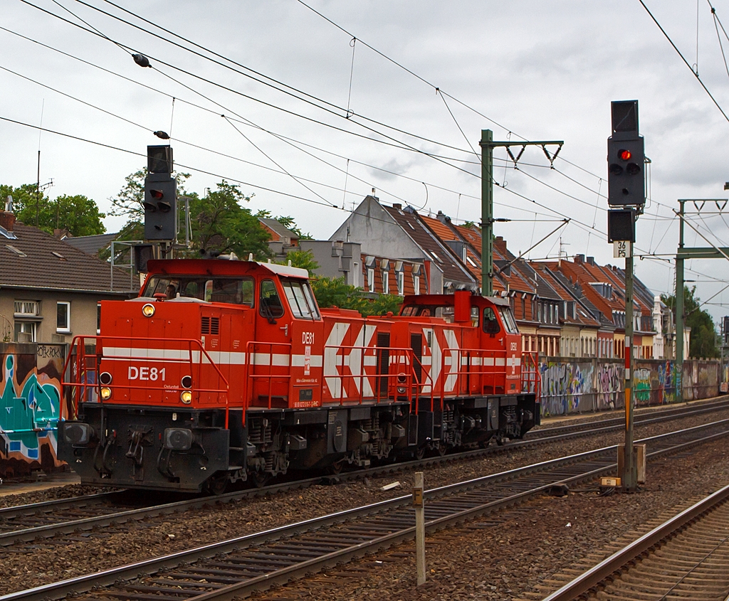 DE 81 (272 019-7) und DE 92 (272 018-9) ex KFBE DE 95 der HGK (H�fen und G�terverkehr K�ln AG) durchfahren als Lokzug am 03.07.2013 den Bahnhof K�ln-Ehrenfeld in Richtung Aachen.

Diese Loks vom Hersteller Maschinenbau Kiel (MaK) sind dieselelektrische Lokomotive der vom Typ MaK DE 1002, d.h. ein (12 Zylinder MWM) Dieselmotor treibt einen Generator an der den Strom f�r elektrische Fahrmotoren erzeugt.

Die DE 81 wurde 1993 bei MaK unter der Fabriknummer 1000882 gebaut und an die HGK ausgeliefert, sie tr�gt die NVR-Nummer: 98 80 0272 019-7 D-HGK.
Die DE 92 wurde 1987 bei Mak unter der Fabriknummer 1000842 gebaut und an die KFBE (K�ln-Frechen-Benzelrather Eisenbahn) ausgeliefert, die KFBE wurde 1992 von der neuen HGK gekauft, sie tr�gt die NVR-Nummer: 98 80 0272 018-9 D-KGK

Technische Daten 
Spurweite: 1.435 mm
Achsfolge: Bo´Bo´
L�nge �ber Puffer: 13.000 mm
gr��te Breite 3.100 mm
gr��te H�he �ber Schienenoberkante: 4.220 mm
kleinster befahrbarer Gleisbogen: 60 m
Dienstgewicht: 90 t
Kraftstoffvorrat: 2.900 l
Motor: MWM (Motorenwerke Mannheim) TBD604BV12 Dieselmotor
Leistung: 1.320 kW (1.795 PS) bei 1.800/min
Hersteller der Leistungs�bertragung ist ABB (Generator, Fahrmotoren)
H�chstgeschwindigkeit 90 km/h
