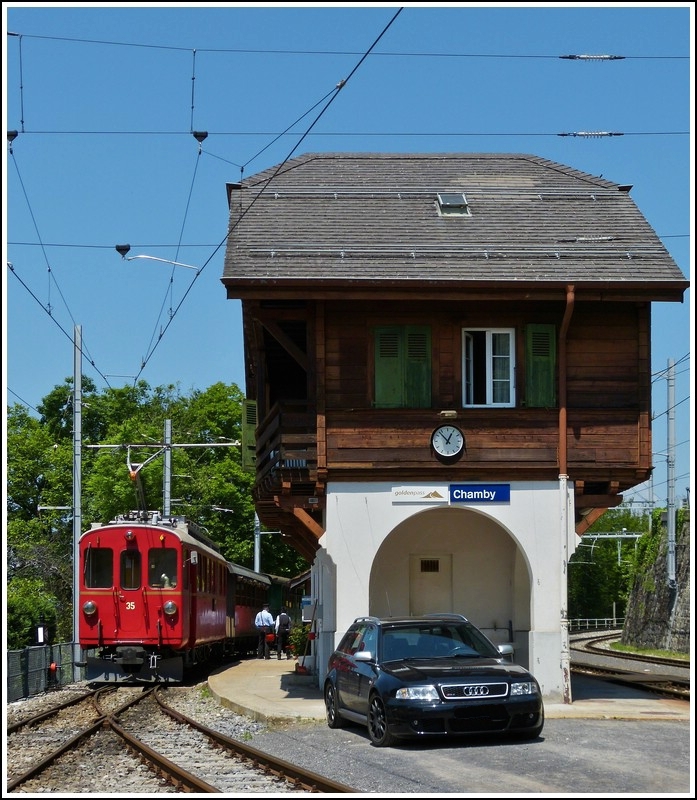 Der Bahnhof von Chamby von der anderen Seite aus gesehen zusammen mit dem ex RhB Triebwagen ABe 4/4 N� 35 und leider auch mit Autoschaden. 27.05.2012 (Jeanny)