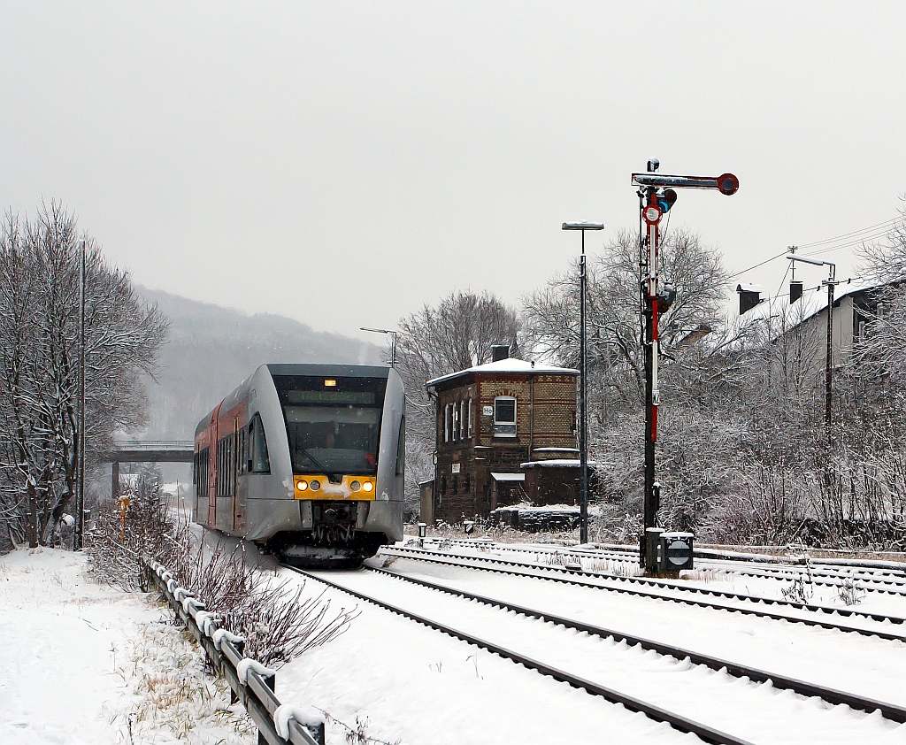 Der erste Schnee, halt nur einen Tag: GTW 2/6 der Hellertalbahn kommt am 20.12.2011 von Neunkirchen und passiert das Stellwerk Herdorf Ost (Ho), hier bei leichtem Schneefall. Nach kommt ca. 500 m ist der Halt am Bahnhof Herdorf, danach geht es weiter in Richtung Betzdorf.