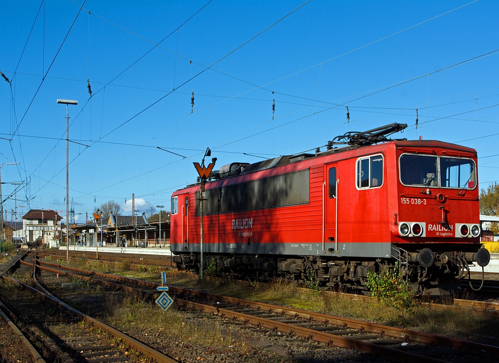 Der Strom-Container 155 038-3 (ex DR 250 038-3) der DB Schenker Rail abgestellt am 28.10.2012 in Kreuztal. 
Diese Lokbaureihe wurde von 1977 bis 1984 bei LEW Hennigsdorf (genau VEB Lokomotivbau Elektrotechnische Werke „Hans Beimler“ Hennigsdorf) gebaut. Wegen ihres doch sehr zweckm��igen Aufbaus und der �hnlichkeit ihrer Form mit einem ISO-Container bekam diese Baureihe den Spitznamen „Strom-Container“ oder „Elektro-Container“.
Die Loks haben ein Dienstgewicht von 123 t, eine Dauerleistung von 5.100 kW, die H�chstgeschwindigkeit betr�gt 125 km/h und die Achsformel ist Co'Co'.