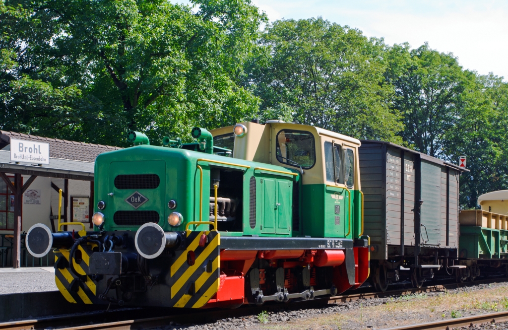 Die 1.000 mm Diesellok D1 der Brohltal-Eisenbahn, rangiert am 02.09.2012 im Bahnhof Brohl BE. Die Lok vom Typ MV 10 S wurde 1965 unter der Fabriknummer 26528 von O&K  gebaut und an die BEG (Brohltal-Eisenbahn) geliefert. Sie hat eine Leistung 221 kW (300 PS). Auff�llig ist das sie nicht nur Mittelpuffer, sondern auch Normalspurpuffer besitzt. Mit den Normalspurpuffern kann die Lok dem Verschub von Normalspur G�terwagen, auf der 3-gleisigen Anlage (Meter- und Normalspur) zwischen Brohl Umladebahnhof und Brohl Hafen vornehmen.